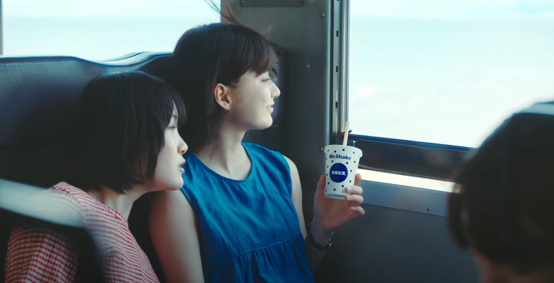 マックシェイクカルピスcm 22 の女優は誰 電車の中で飲む青い服の女性を紹介 Cmライフ