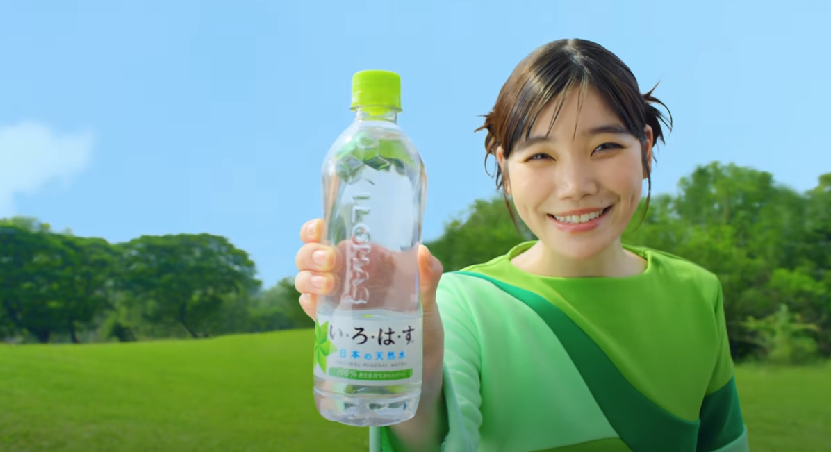 いろはすCMの女優(2024)は誰？出演者の女性を紹介 - CMライフ